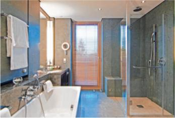 Badezimmer mit großformatigen Fliesen FOTO: DJD Badezimmer mit großformatigen Fliesen FOTO: DJD