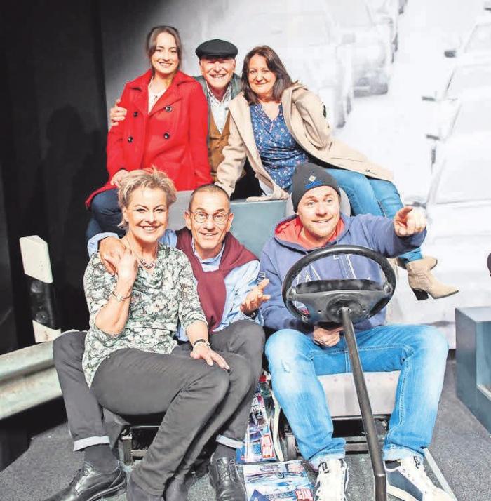In der Komödie „Weihnachten im Stau“ sind bekannte Schauspieler und Schauspielerinnen wie Tanja Schumann (vorne links) mit von der Partie. In der Komödie „Weihnachten im Stau“ sind bekannte Schauspieler und Schauspielerinnen wie Tanja Schumann (vorne links) mit von der Partie.