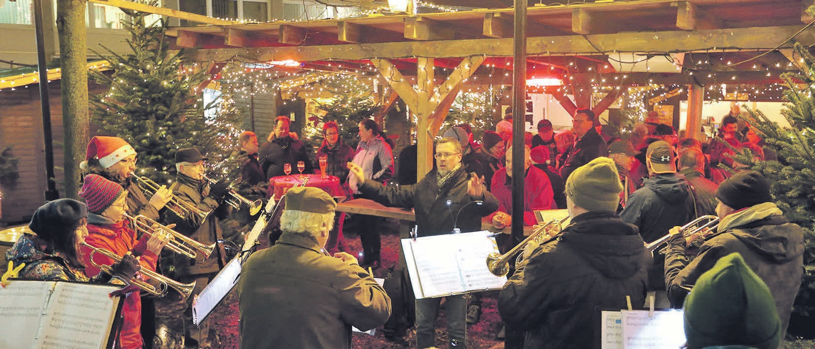 Zur Eröffnung des Vorsfelder Weihnachtsmarktes spielt der Posaunenchor. Photowerk Zur Eröffnung des Vorsfelder Weihnachtsmarktes spielt der Posaunenchor. Photowerk
