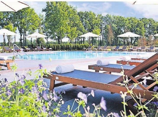 Das Hotel bietet einen Innen- und Außenpool mit Liegen. Das Hotel bietet einen Innen- und Außenpool mit Liegen.