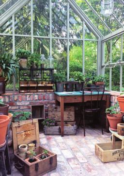 Um Pflanzen anzubauen oder einfach nur zu entspannen: Ein viktorianisches Gewächshaus ist muiltiofunktional und bietet Platz für vielerlei. Fotos: djd/ Andrew Burford Hartley Botanic