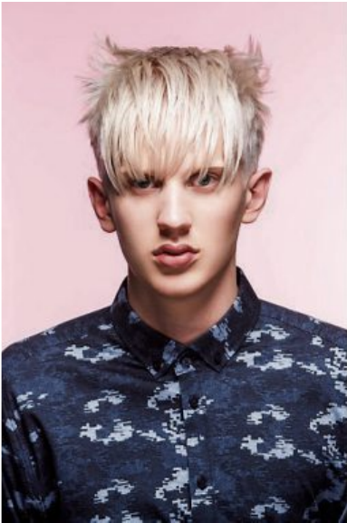Für alle, die es unkonventionell mögen. Stylingprodukte dürfen wieder sichtbar sein! Das Deckhaar einfach straight und strukturiert in die Stirn stylen und im Seitenbereich einzelne Partien aufstellen. Der experimentelle Look bringt Lebendigkeit in die Haare. Die Frisur neu denken lautet die Devise. Für alle, die es unkonventionell mögen. Stylingprodukte dürfen wieder sichtbar sein! Das Deckhaar einfach straight und strukturiert in die Stirn stylen und im Seitenbereich einzelne Partien aufstellen. Der experimentelle Look bringt Lebendigkeit in die Haare. Die Frisur neu denken lautet die Devise.