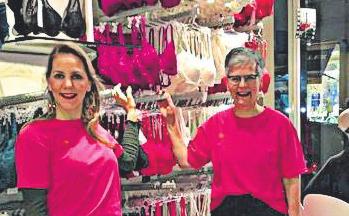 Ulrike Sommer mit ihrer Tochter Charlotte im Geschäft. Ulrike Sommer mit ihrer Tochter Charlotte im Geschäft.