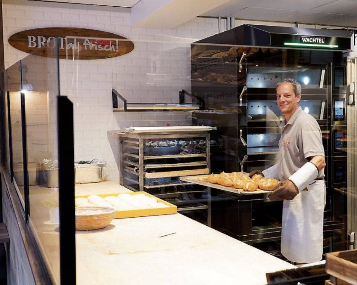 Bäckermeister Tobias Plaz im neuen Herzstück seiner umgebauten Bäckerei, der Live-Backecke. Die Arbeitsplatte ist leicht abgeschrägt, sodass auch Kinder besser zuschauen können. Bilder: Karl-Heinz Kuball