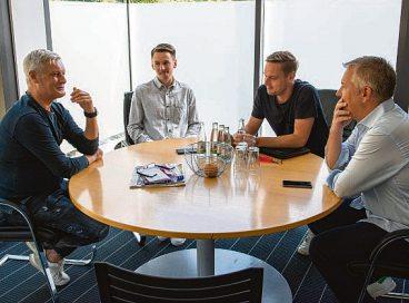 Armin Veh im Gespräch mit den EXPRESS-Reportern Martin Zenge, Jürgen Kemper und Marcel Schwamborn (v.l.) Foto: Weiser Armin Veh im Gespräch mit den EXPRESS-Reportern Martin Zenge, Jürgen Kemper und Marcel Schwamborn (v.l.) Foto: Weiser