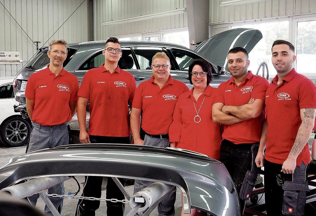 Das Team der Autolackiererei Kramer (von links nach rechts): Roman Sprem, Sohnemann Tom Kramer, Inhaber Alexander und Ehefrau Nicole Kramer, Ali Yildiz und Salvatore Losi. Bilder: Karl-Heinz Kuball