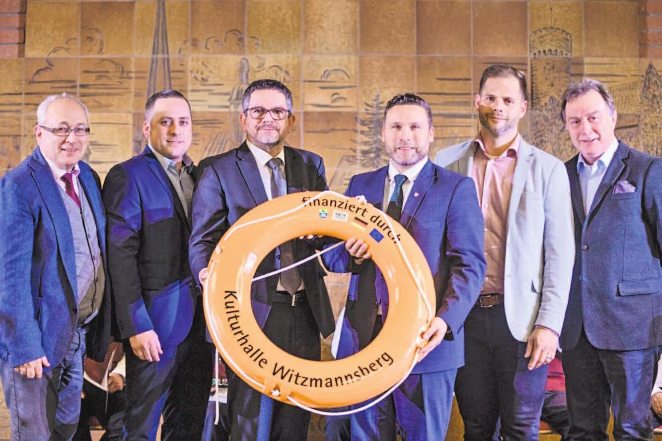 Am vergangenen Samstag konnten die Besucher die neuen Räumlichkeiten anschauen. Sie wurden von Bürgermeister, Bauamt und Planern durch das Gebäude geführt. Für die Bewirtung sorgten die Pächter des Waldrestaurants Drei Eichen. Fotos: Gemeinde Ahorn Am vergangenen Samstag konnten die Besucher die neuen Räumlichkeiten anschauen. Sie wurden von Bürgermeister, Bauamt und Planern durch das Gebäude geführt. Für die Bewirtung sorgten die Pächter des Waldrestaurants Drei Eichen. Fotos: Gemeinde Ahorn