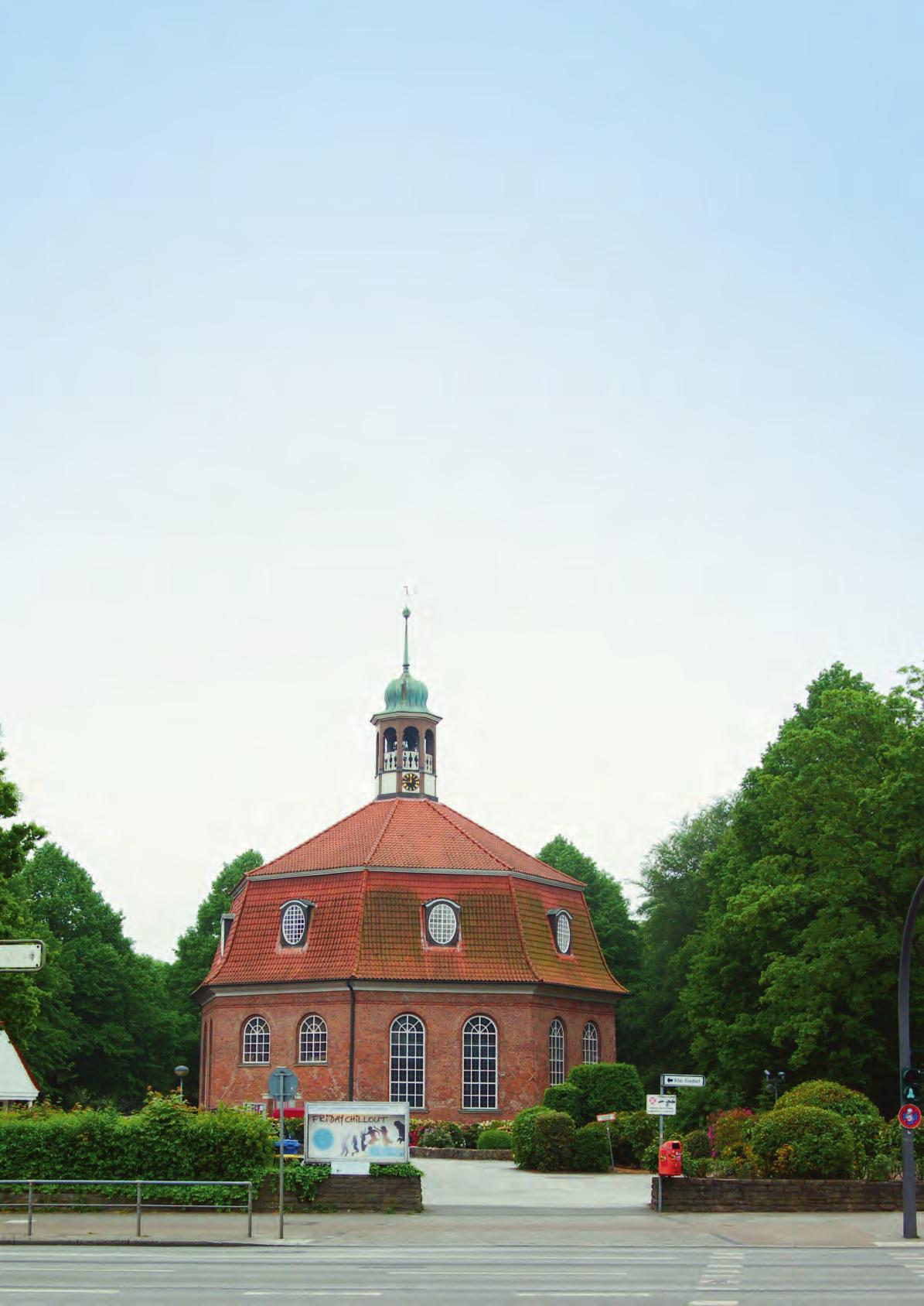 Achteckig ist die weithin bekannte Kirche am Markt am Rande des Niendorfer Geheges. Gebaut wurde sie vor 250 Jahren Fotos: bk  