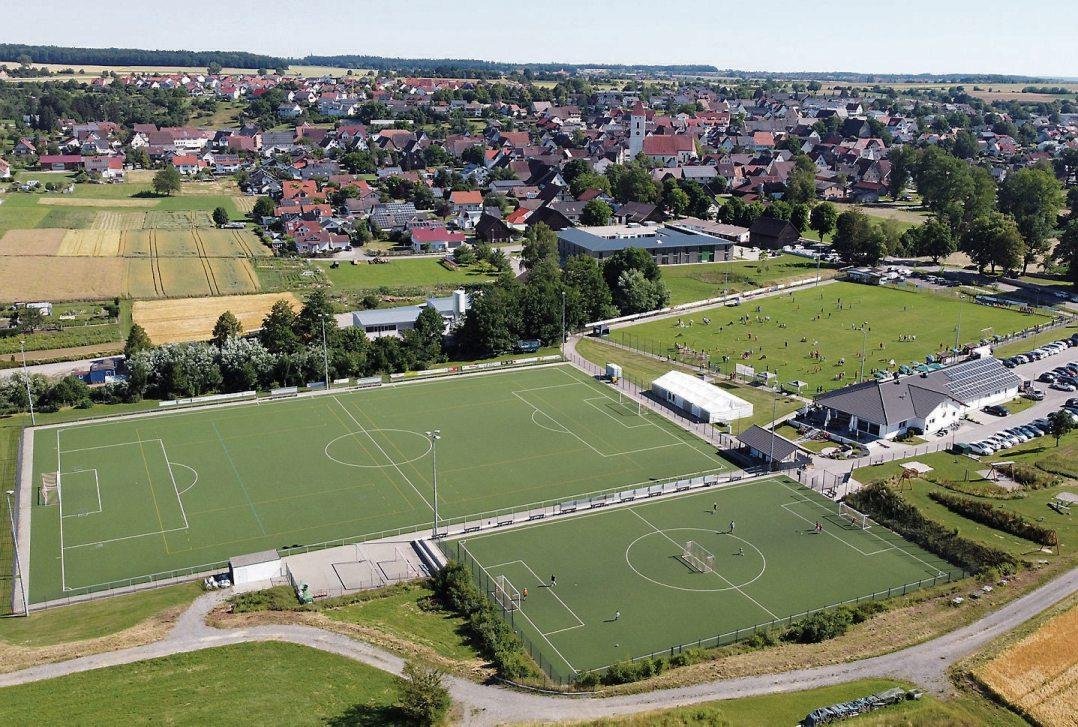 Herzstück des SVE ist das 2018 neu eingeweihte Sportgelände am Talbach mit Kunstrasenplätzen und neuem Vereinsheim. Bild: Raimund Sattler