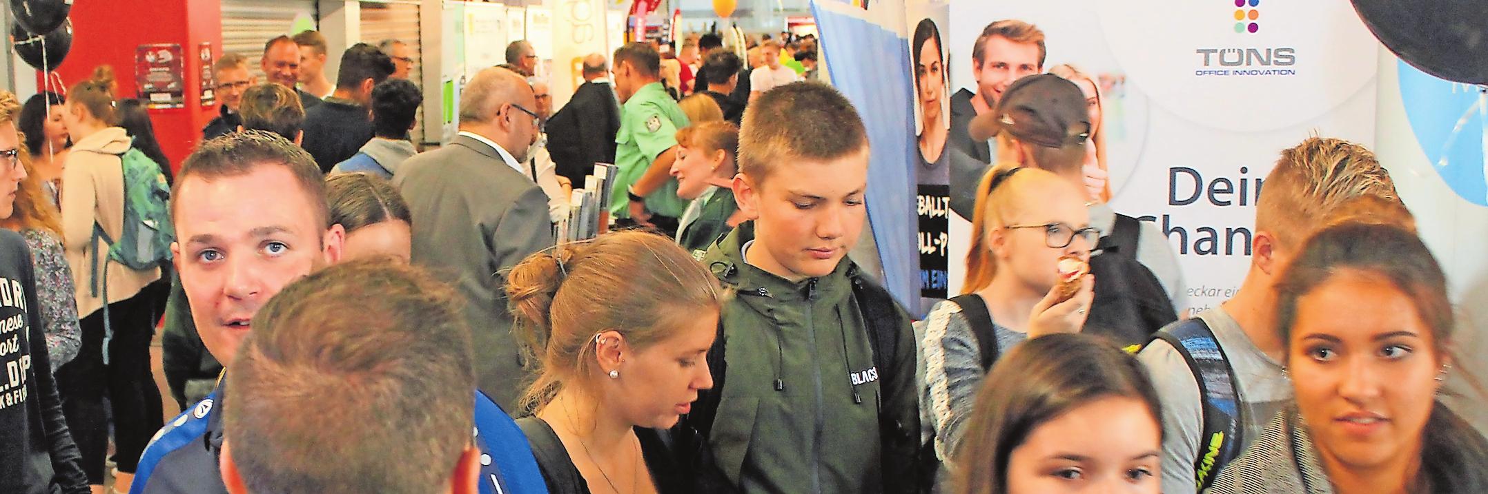 Nutzen die Möglichkeit, regionale Unternehmen kennenzulernen: Die Ausbildungsbörse „Mit Doppelpass zum Ausbildungsplatz“ zieht alljährlich junge Menschen an, die sich über ihre beruflichen Perspektiven schlau machen wollen. FOTO: MONIKA KLEIN Nutzen die Möglichkeit, regionale Unternehmen kennenzulernen: Die Ausbildungsbörse „Mit Doppelpass zum Ausbildungsplatz“ zieht alljährlich junge Menschen an, die sich über ihre beruflichen Perspektiven schlau machen wollen. FOTO: MONIKA KLEIN