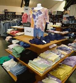 Batic-Shirts im Boxy-Style: Junge Mode von Only ist bei WABA jetzt sogar 30 Prozent reduziert.