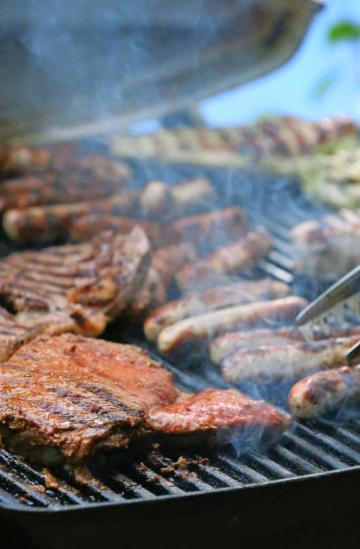 Würstchen und Steaks sind die Klassiker auf dem Grill. Würstchen und Steaks sind die Klassiker auf dem Grill.