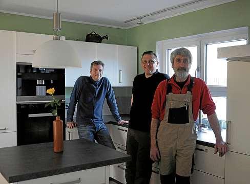 Das Team von Küchenstudio Rudolph um Inhaber Marc Frerk (li.) erfüllt individuelle Küchenträume wie diese zeitlose Lack-Matt-Küche mit den markanten Keramik-Arbeitsplatten. FOTO: FSCH Das Team von Küchenstudio Rudolph um Inhaber Marc Frerk (li.) erfüllt individuelle Küchenträume wie diese zeitlose Lack-Matt-Küche mit den markanten Keramik-Arbeitsplatten. FOTO: FSCH
