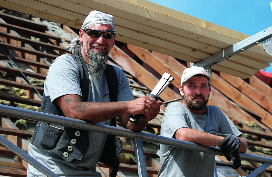 Marco Dietze (l.) und Jesco Rann gehören zum Dachdecker-Team der RW Bedachungs GmbH. Hier sind sie bei der Sanierung eines 50er-Jahre Daches in Norderstedt Fotos: Tina Jordan