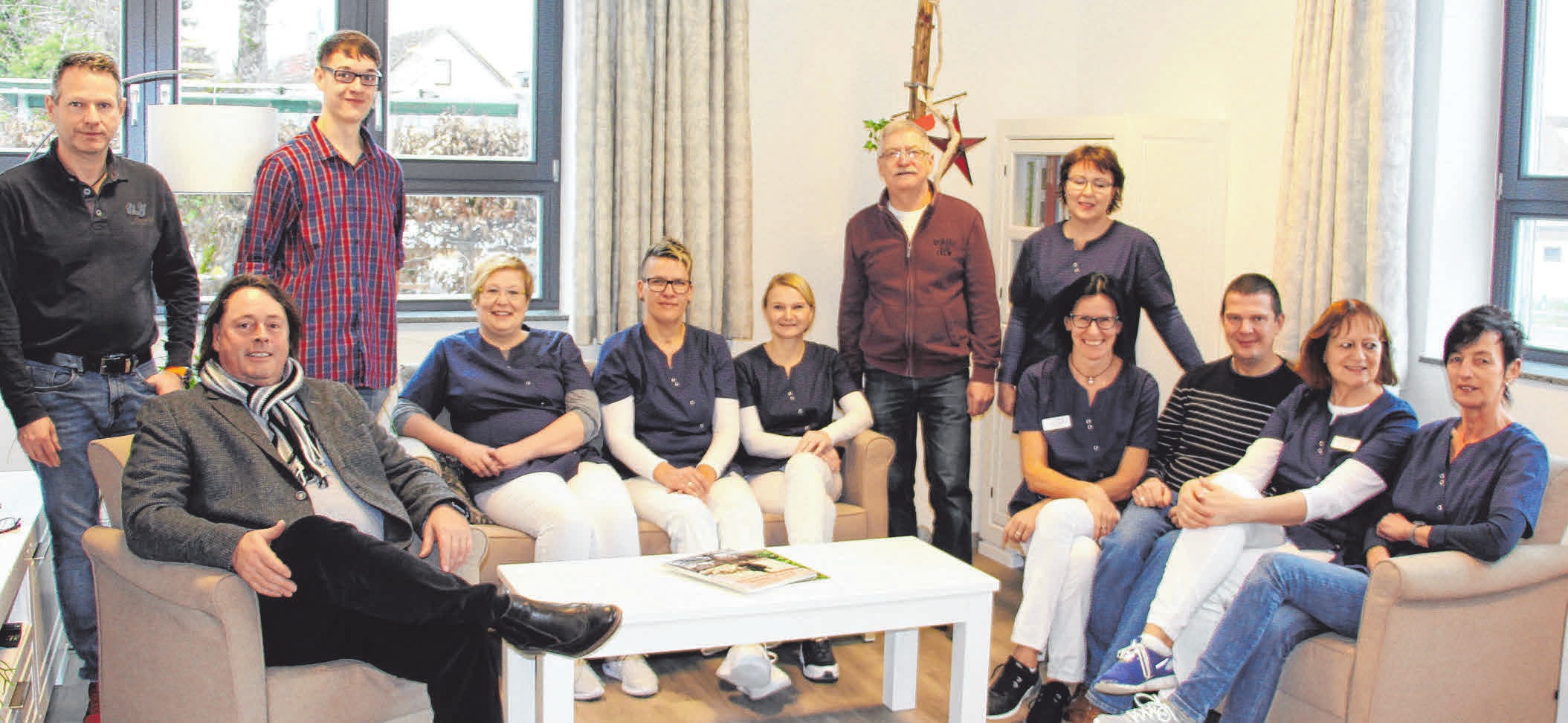 Geschäftsführer Ruldolf Saier (Zweiter von links) und sein motiviertes Tagespflege-Team posieren im Wohnzimmer gut gelaunt für ein Pressefoto. FOTO: SCHMIDL Geschäftsführer Ruldolf Saier (Zweiter von links) und sein motiviertes Tagespflege-Team posieren im Wohnzimmer gut gelaunt für ein Pressefoto. FOTO: SCHMIDL
