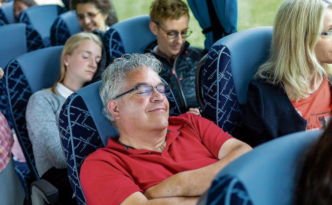 Schöne Träume! Komfortable Busse mit großzügiger Beinfreiheit und verstellbaren Rückenlehnen sorgen schon bei der Anreise für einen entspannten Urlaub. Bild: gbk Schöne Träume! Komfortable Busse mit großzügiger Beinfreiheit und verstellbaren Rückenlehnen sorgen schon bei der Anreise für einen entspannten Urlaub. Bild: gbk