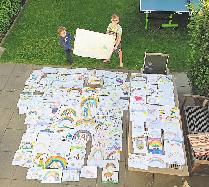 Finn und Maximilian präsentieren 121 Regenbogenbilder für das Seniorenzentrum in Mombach. Foto: Sandra Koppelstein Finn und Maximilian präsentieren 121 Regenbogenbilder für das Seniorenzentrum in Mombach. Foto: Sandra Koppelstein