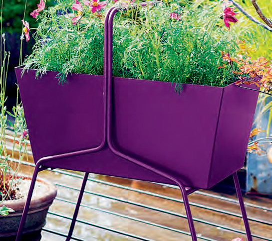 Design für Kräuter & mehr: Blumenkasten „Basket“ (Fermob). Design für Kräuter & mehr: Blumenkasten „Basket“ (Fermob).