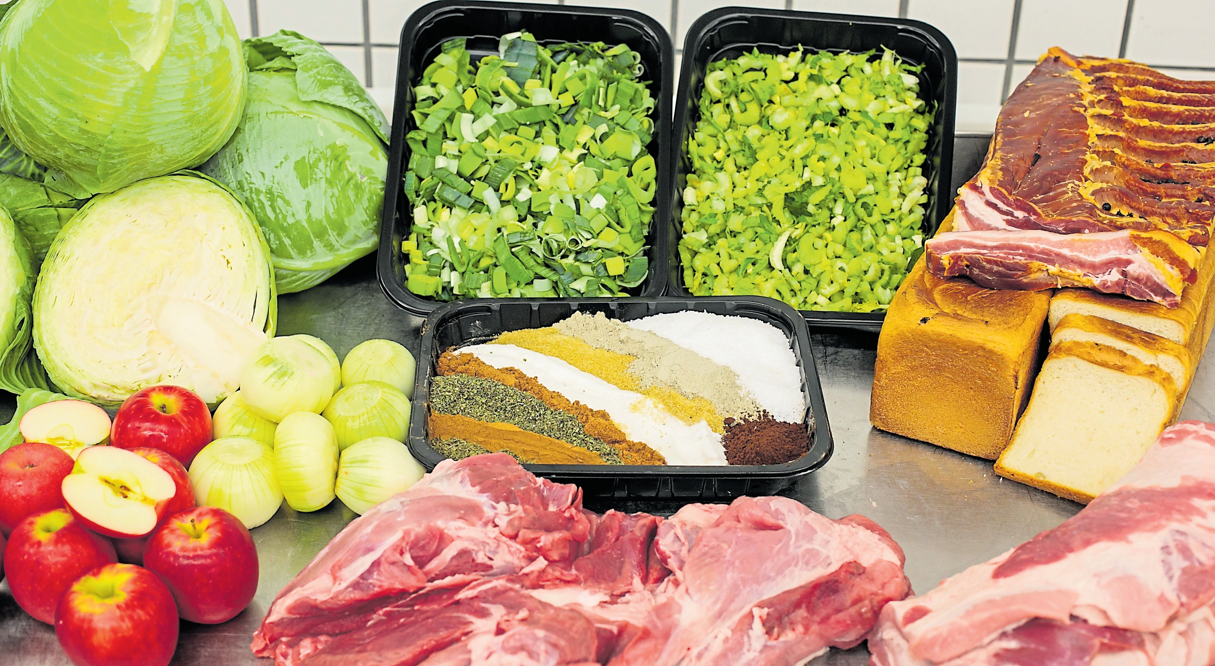 Neben Schweineblut werden für Träipen Brot, Sellerie, Lauch, Kohl, Zwiebeln, Fleisch, Speck und eine eigene Gewürzmischung verarbeitet. Neben Schweineblut werden für Träipen Brot, Sellerie, Lauch, Kohl, Zwiebeln, Fleisch, Speck und eine eigene Gewürzmischung verarbeitet.
