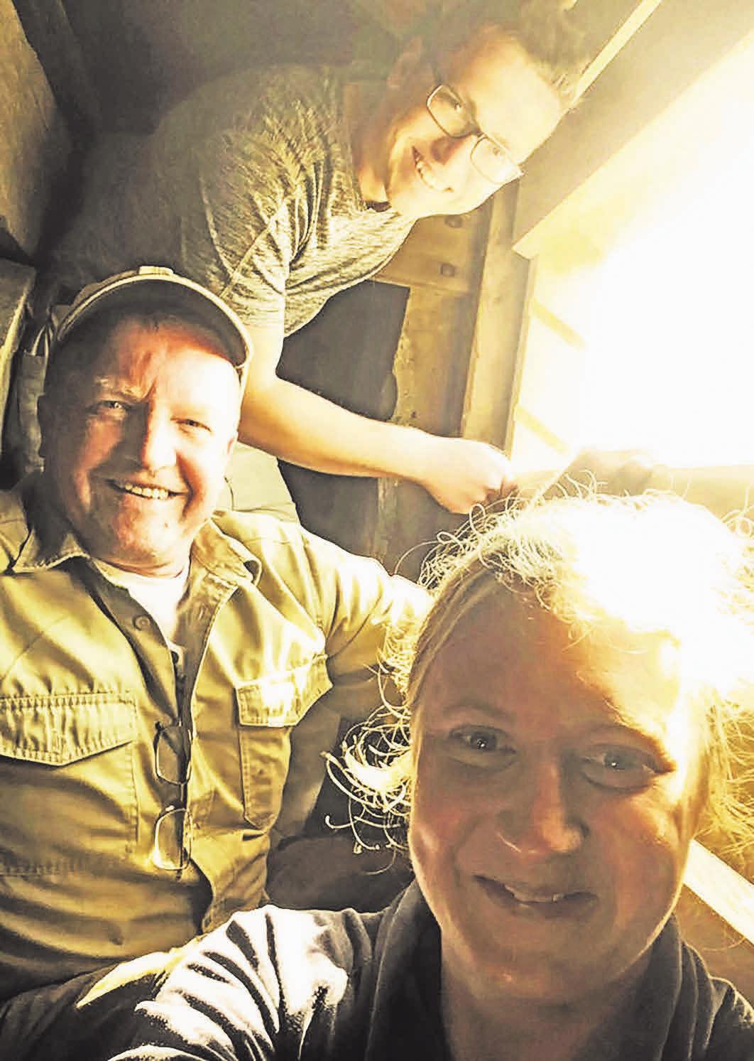 Drei Tischler voller Freude bei der Arbeit im Kirchturm in Lünde: Sohn und Tischlergeselle Jonas Fischer Tischlermeister Gerhard Fischer und Tischlergesellin Jennifer Heuer (v. oben n. unten). Fotos: privat (6) Drei Tischler voller Freude bei der Arbeit im Kirchturm in Lünde: Sohn und Tischlergeselle Jonas Fischer Tischlermeister Gerhard Fischer und Tischlergesellin Jennifer Heuer (v. oben n. unten). Fotos: privat (6)