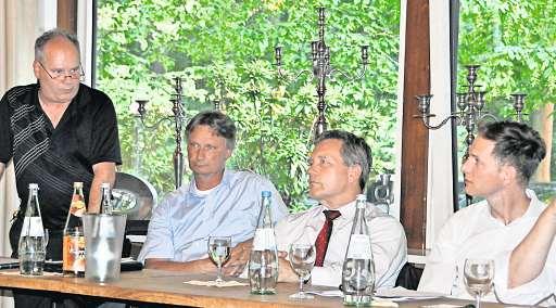 Bernd Berger (links) berichtet den Mitgliedern über die gute Kassenlage des Fachverbands. Bernd Berger (links) berichtet den Mitgliedern über die gute Kassenlage des Fachverbands.
