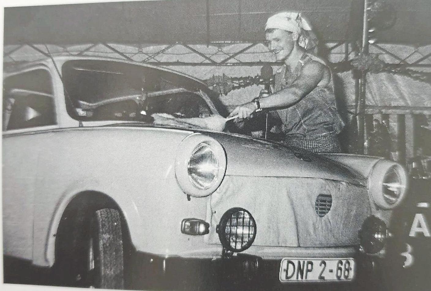 Bei der 20. Prunksitzung hatte Martin Zinselmeier sich um einen waschechten Trabant zu kümmern, den der Vorstand auf die Bühne bugsiert hatte. Fotos: JCC Bei der 20. Prunksitzung hatte Martin Zinselmeier sich um einen waschechten Trabant zu kümmern, den der Vorstand auf die Bühne bugsiert hatte. Fotos: JCC