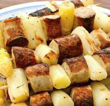 Aufgespießter Genuss: Weißer Spargel mit Thüringer Bratwurst. Aufgespießter Genuss: Weißer Spargel mit Thüringer Bratwurst.
