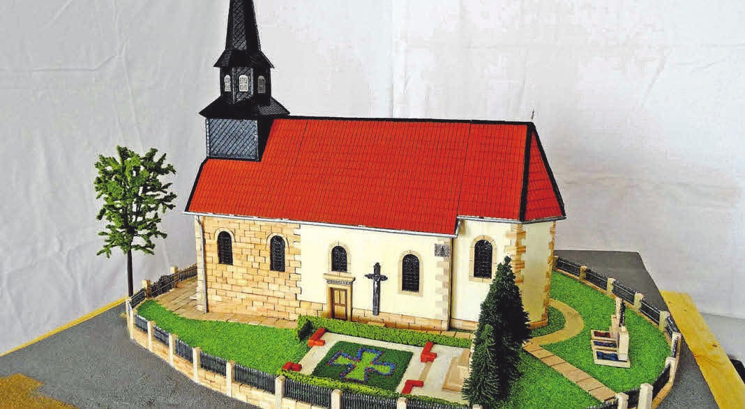 1984 ist sie abgerissen worden: Mario Diederichs Modell von Tiftlingerodes alter Kirche. FOTO: R 1984 ist sie abgerissen worden: Mario Diederichs Modell von Tiftlingerodes alter Kirche. FOTO: R