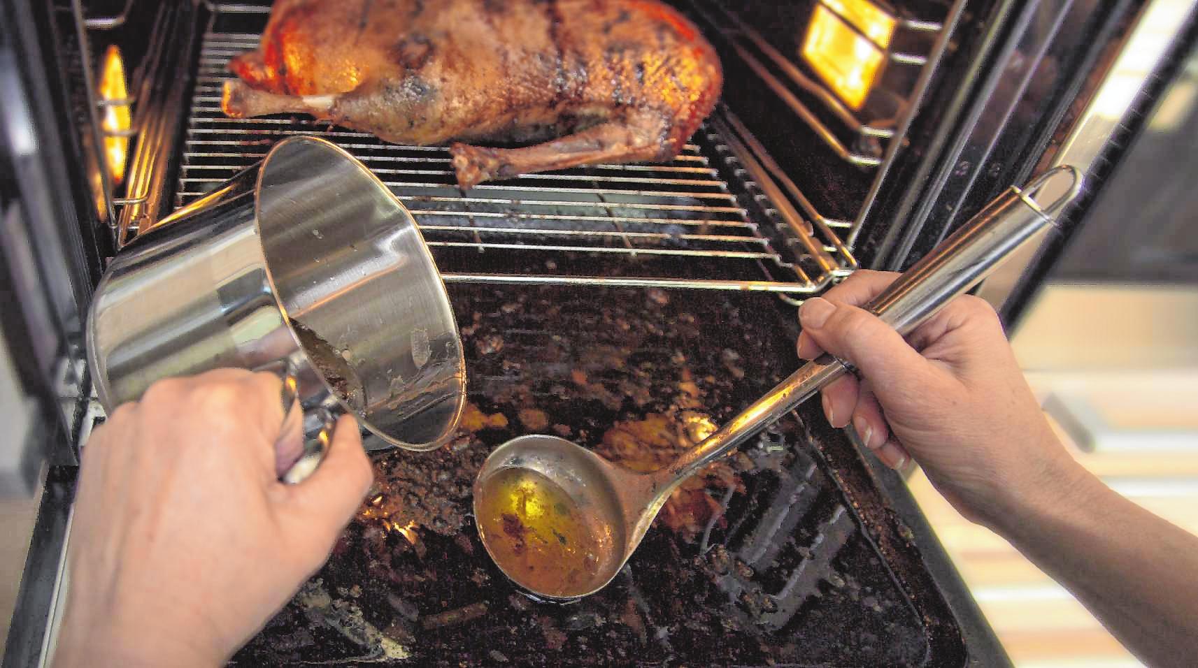 Der von der Gans tropfende Bratensaft wird aufgefangen. BILD: AS13SYS - STOCK.ADOBE.COM Der von der Gans tropfende Bratensaft wird aufgefangen. BILD: AS13SYS - STOCK.ADOBE.COM
