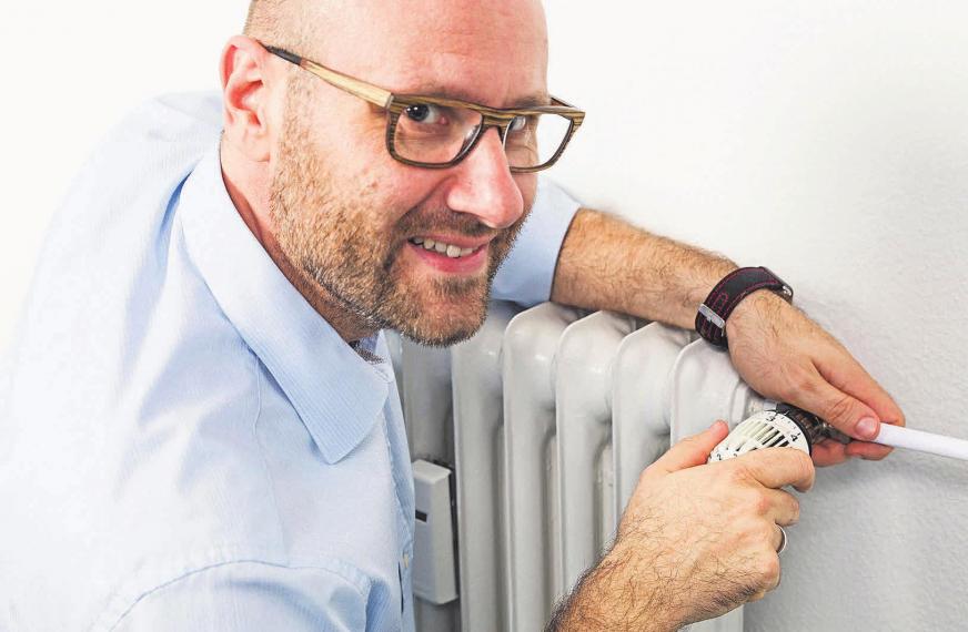 Energieberater Oliver Rausch verrät Verbrauchern im Internet Tipps und Tricks, mit denen sie ihre jährlichen Ausgaben – insbesondere für Heizwärme – reduzieren können. Foto: djd/Techem Energy Services/Bernd Roselieb Energieberater Oliver Rausch verrät Verbrauchern im Internet Tipps und Tricks, mit denen sie ihre jährlichen Ausgaben – insbesondere für Heizwärme – reduzieren können. Foto: djd/Techem Energy Services/Bernd Roselieb