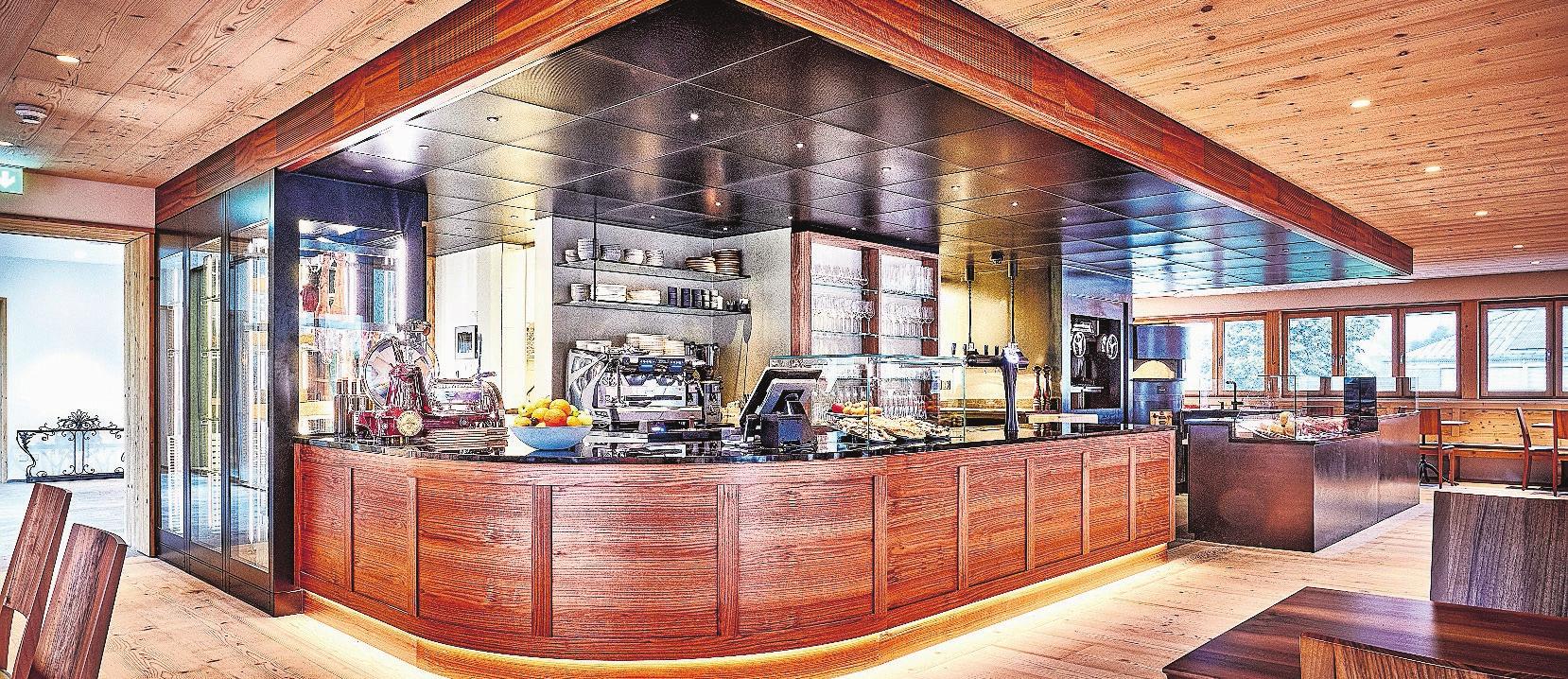 Edles Holz vermittelt den Räumen zeitlose Eleganz. Edles Holz vermittelt den Räumen zeitlose Eleganz.