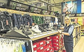 Marktleiterin Carola Münzel präsentiert eine aktuelle Kollektion an Schuhen in der Abteilung für Arbeitsbekleidung, wo nun auch Leibwächter-Sachen zu finden sind. Marktleiterin Carola Münzel präsentiert eine aktuelle Kollektion an Schuhen in der Abteilung für Arbeitsbekleidung, wo nun auch Leibwächter-Sachen zu finden sind.