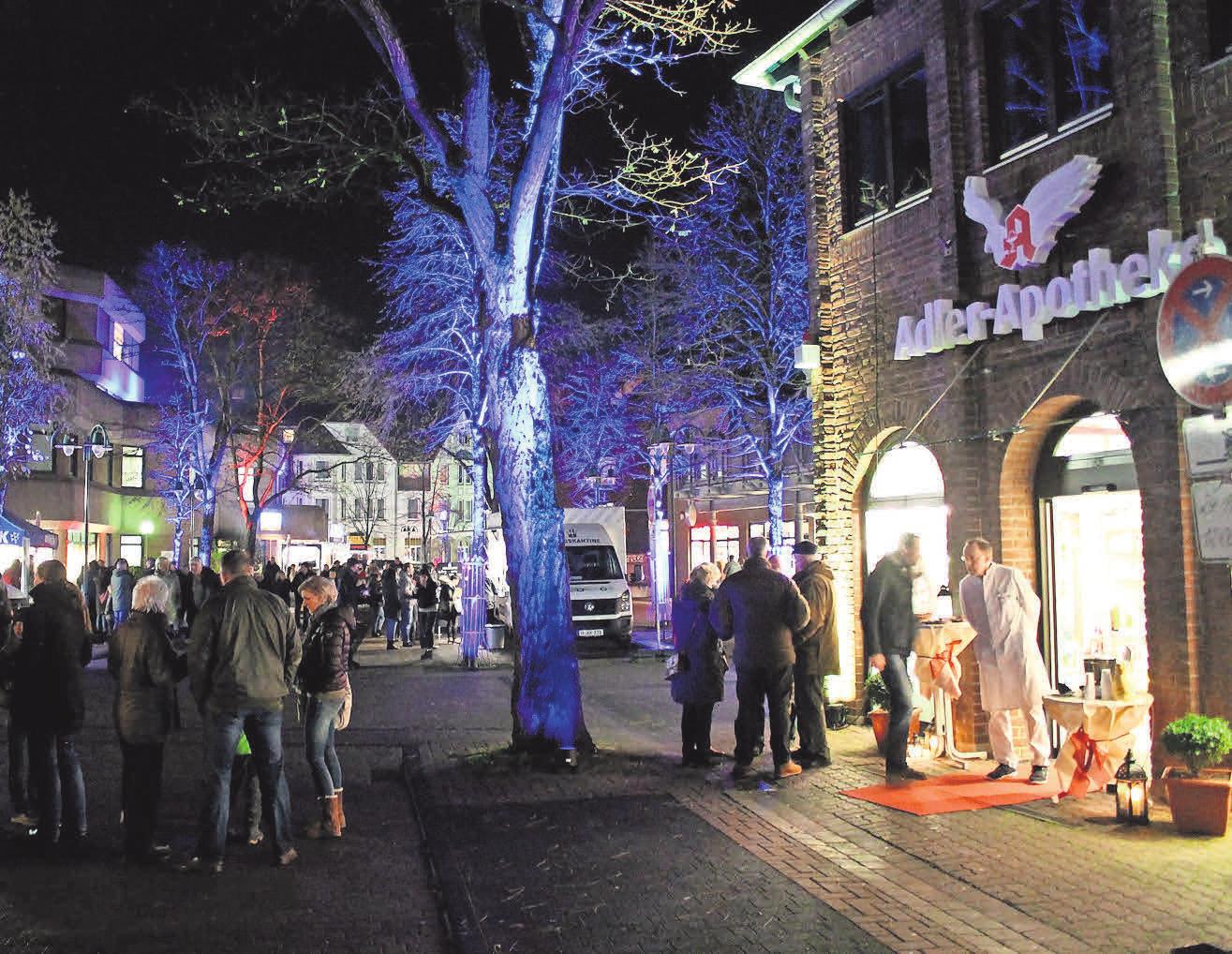 Die Veranstaltung lockt mit bunten Illuminationen, Schmalzkuchen, Glühwein und einem abwechslungsreichen Programm auf den Bühnen. Damit alle sich frei bewegen können, bekommen die Besucher und Besucherinnen Bändchen, die ihnen einen schnellen Zugang ermöglichen. Die Veranstaltung lockt mit bunten Illuminationen, Schmalzkuchen, Glühwein und einem abwechslungsreichen Programm auf den Bühnen. Damit alle sich frei bewegen können, bekommen die Besucher und Besucherinnen Bändchen, die ihnen einen schnellen Zugang ermöglichen.