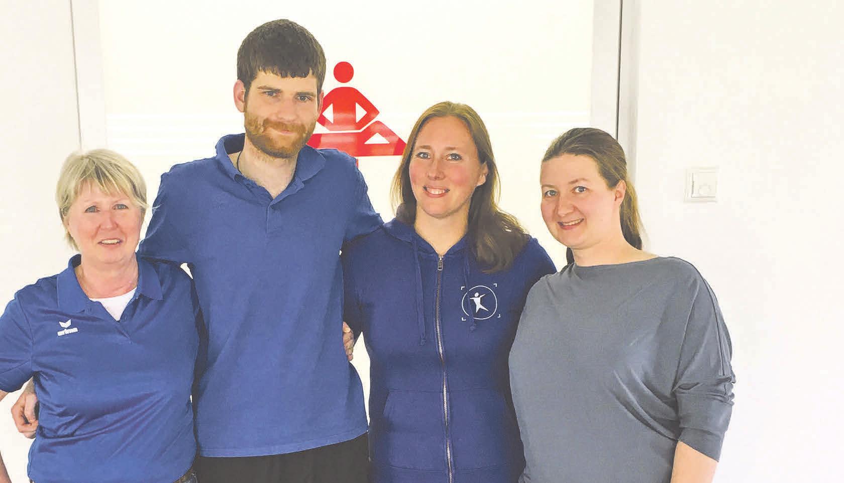 Im Team 2 laufen mit (v. l.): Anita Ehlers, Eike Nabein, Daniela Werning, Janine Schiefler. Auf dem Einzelfoto: Tomke Hundt. Fotos (5): privat Im Team 2 laufen mit (v. l.): Anita Ehlers, Eike Nabein, Daniela Werning, Janine Schiefler. Auf dem Einzelfoto: Tomke Hundt. Fotos (5): privat