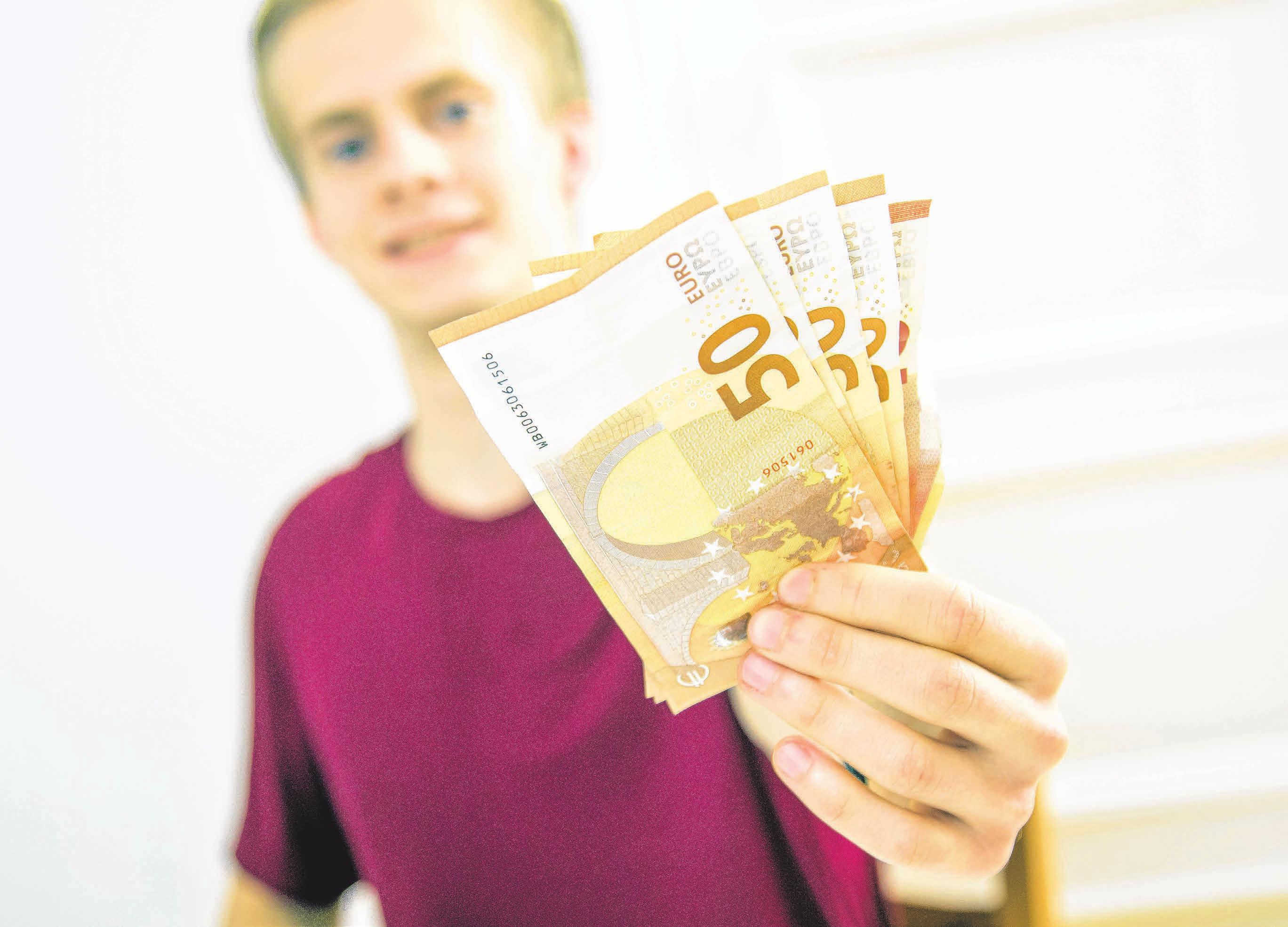 In der Ausbildung verdienen viele junge Menschen endlich ihr eigenes Geld – und sind darauf richtig stolz. Aber wie viel ist das eigentlich? Und was kann man tun, wenn das Geld nicht zum Leben reicht? Foto: Christin Klos In der Ausbildung verdienen viele junge Menschen endlich ihr eigenes Geld – und sind darauf richtig stolz. Aber wie viel ist das eigentlich? Und was kann man tun, wenn das Geld nicht zum Leben reicht? Foto: Christin Klos