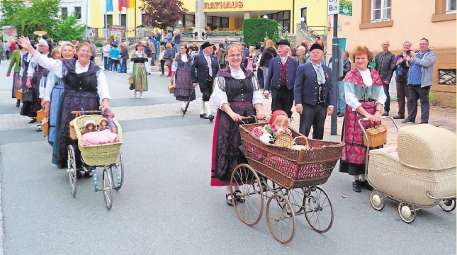 In der Tracht der Heimat: Der Musik- und Trachtenverein beteiligt sich auch heuer am Festzug der Vereine am Helmbrechtser Wiesenfestsamstag. Foto: wb In der Tracht der Heimat: Der Musik- und Trachtenverein beteiligt sich auch heuer am Festzug der Vereine am Helmbrechtser Wiesenfestsamstag. Foto: wb