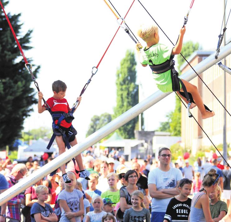 Die Kinder sind mit Seilen gesichert. So gelingt vielleicht sogar ein Salto auf dem Trampolin. FOTOS: JUERGEN ENGLER (5) Die Kinder sind mit Seilen gesichert. So gelingt vielleicht sogar ein Salto auf dem Trampolin. FOTOS: JUERGEN ENGLER (5)