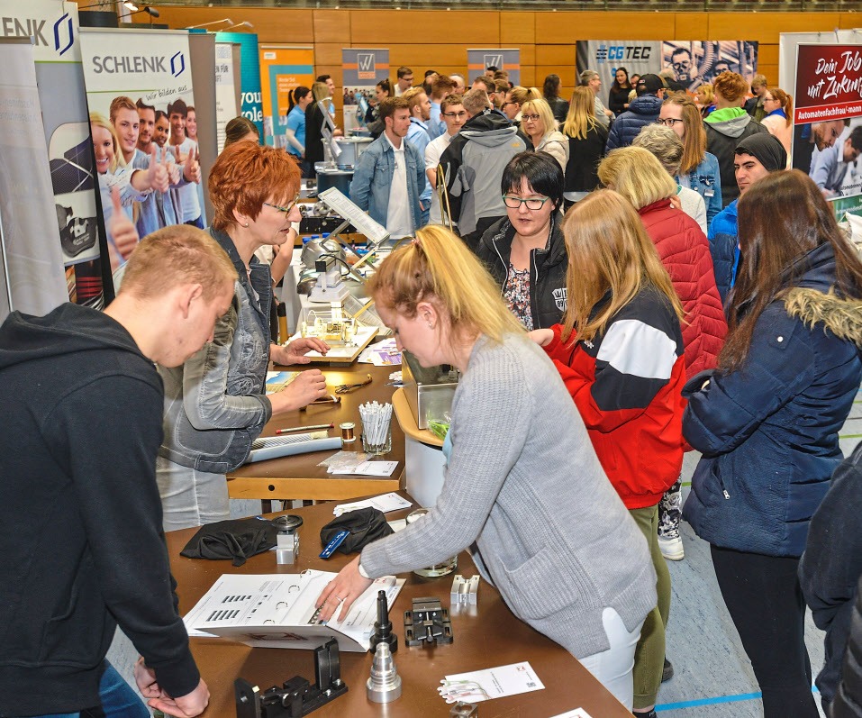 Das Interesse an der Lehrstellenbörse ist groß: Hier können die Besucher mit den Betrieben ins Gespräch kommen und sich bei Mitmachaktionen ausprobieren. Fotos: Tschapka Das Interesse an der Lehrstellenbörse ist groß: Hier können die Besucher mit den Betrieben ins Gespräch kommen und sich bei Mitmachaktionen ausprobieren. Fotos: Tschapka