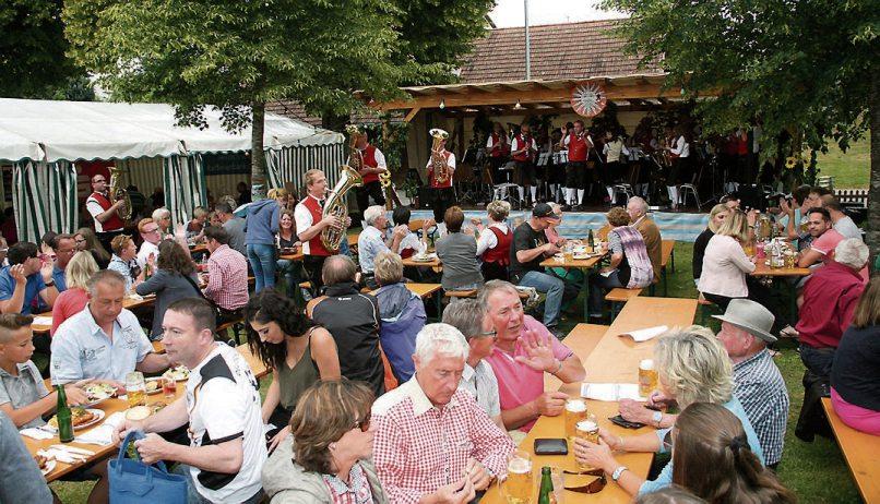 Hier lässt es sich aushalten: im idyllischen Weitinger Weißbiergarten. Bild: Hermann Nesch Hier lässt es sich aushalten: im idyllischen Weitinger Weißbiergarten. Bild: Hermann Nesch