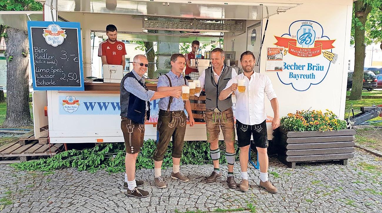 O’zapft is: Am Donnerstag um 10 Uhr eröffnet Bürgermeister Holger Bär (Zweiter von links) zusammen mit Drittem Bürgermeister Wieland Pietsch (links) und den beiden Festwirten mit dem Bieranstich die diesjährige Kirchweih. O’zapft is: Am Donnerstag um 10 Uhr eröffnet Bürgermeister Holger Bär (Zweiter von links) zusammen mit Drittem Bürgermeister Wieland Pietsch (links) und den beiden Festwirten mit dem Bieranstich die diesjährige Kirchweih.