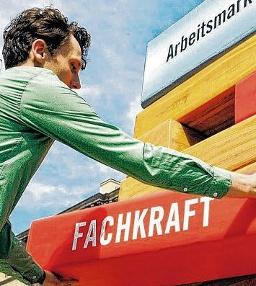 Ohne Fachkräfte würde der Arbeitsmarkt zusammenstürzen wie dieser symbolische Turm. Deshalb hat das Land Sachsen-Anhalt für die Fachkräftesicherung im Verbund mit Partnern die Initiative „Fachkraft im Fokus“ ins Leben gerufen. FOTO: MZ-ARCHIV/DPA Ohne Fachkräfte würde der Arbeitsmarkt zusammenstürzen wie dieser symbolische Turm. Deshalb hat das Land Sachsen-Anhalt für die Fachkräftesicherung im Verbund mit Partnern die Initiative „Fachkraft im Fokus“ ins Leben gerufen. FOTO: MZ-ARCHIV/DPA