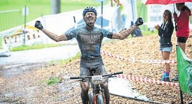 Der Sieger heißt Christopher Maletz, und er reißt im Ziel schlammverschmiert die Arme hoch. In diesem Augenblick ist der Mountainbiker aus Weißenfels Deutscher Meister geworden. FOTO: ARCHIV (KÜSTENBRÜCK) Der Sieger heißt Christopher Maletz, und er reißt im Ziel schlammverschmiert die Arme hoch. In diesem Augenblick ist der Mountainbiker aus Weißenfels Deutscher Meister geworden. FOTO: ARCHIV (KÜSTENBRÜCK)