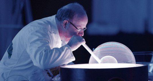 Joachim Lerch vom Verein Science & Technologie bringt den Besuchern der „Schlaufuchstage“ die „Faszination Seifenblasen“ anschaulich näher. Bild: Hannah Lerch