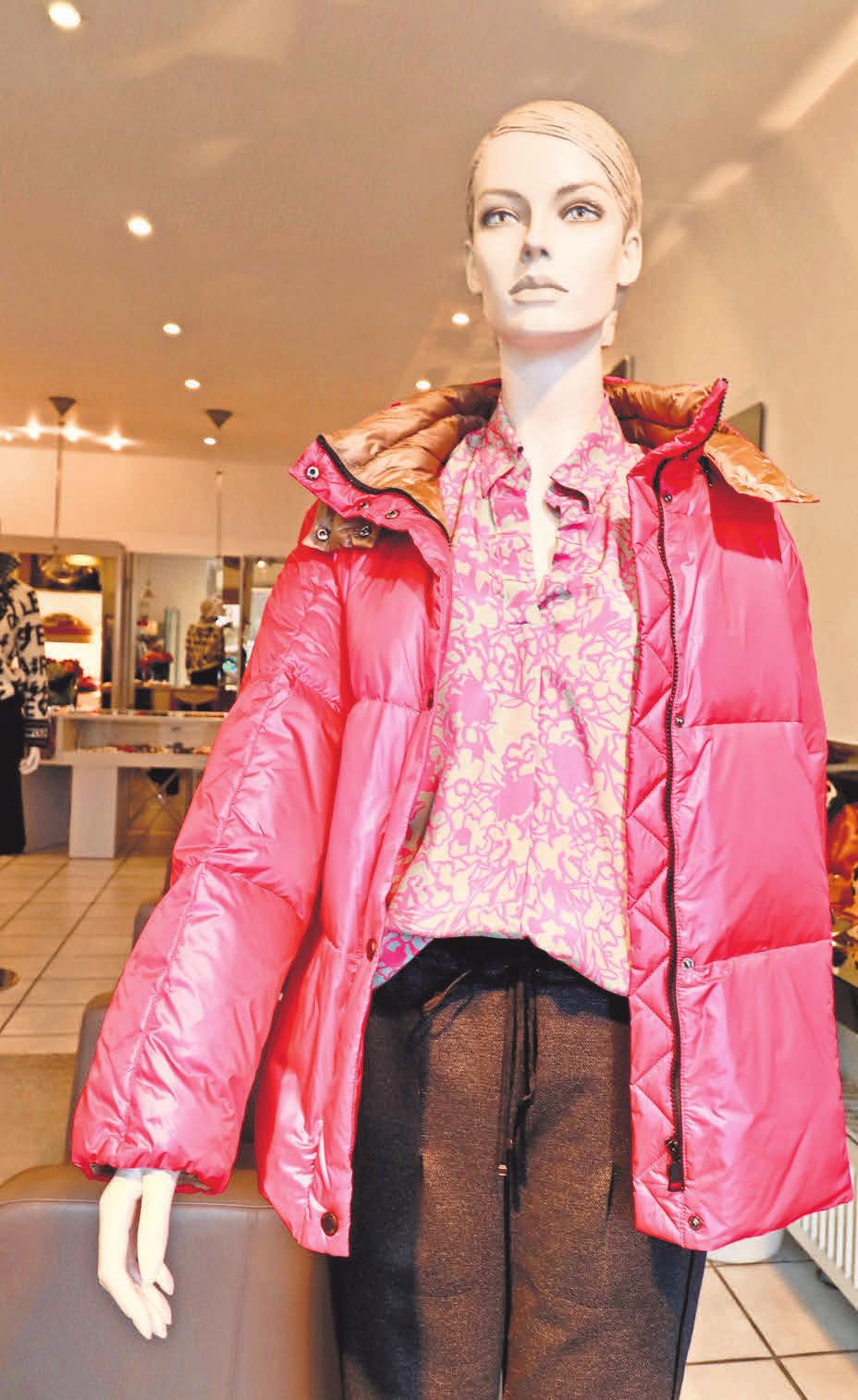 Die auffällige Daunen-Wendejacke mit passender Bluse ist von Elzbieta Patrzynska-Bruns. Die auffällige Daunen-Wendejacke mit passender Bluse ist von Elzbieta Patrzynska-Bruns.