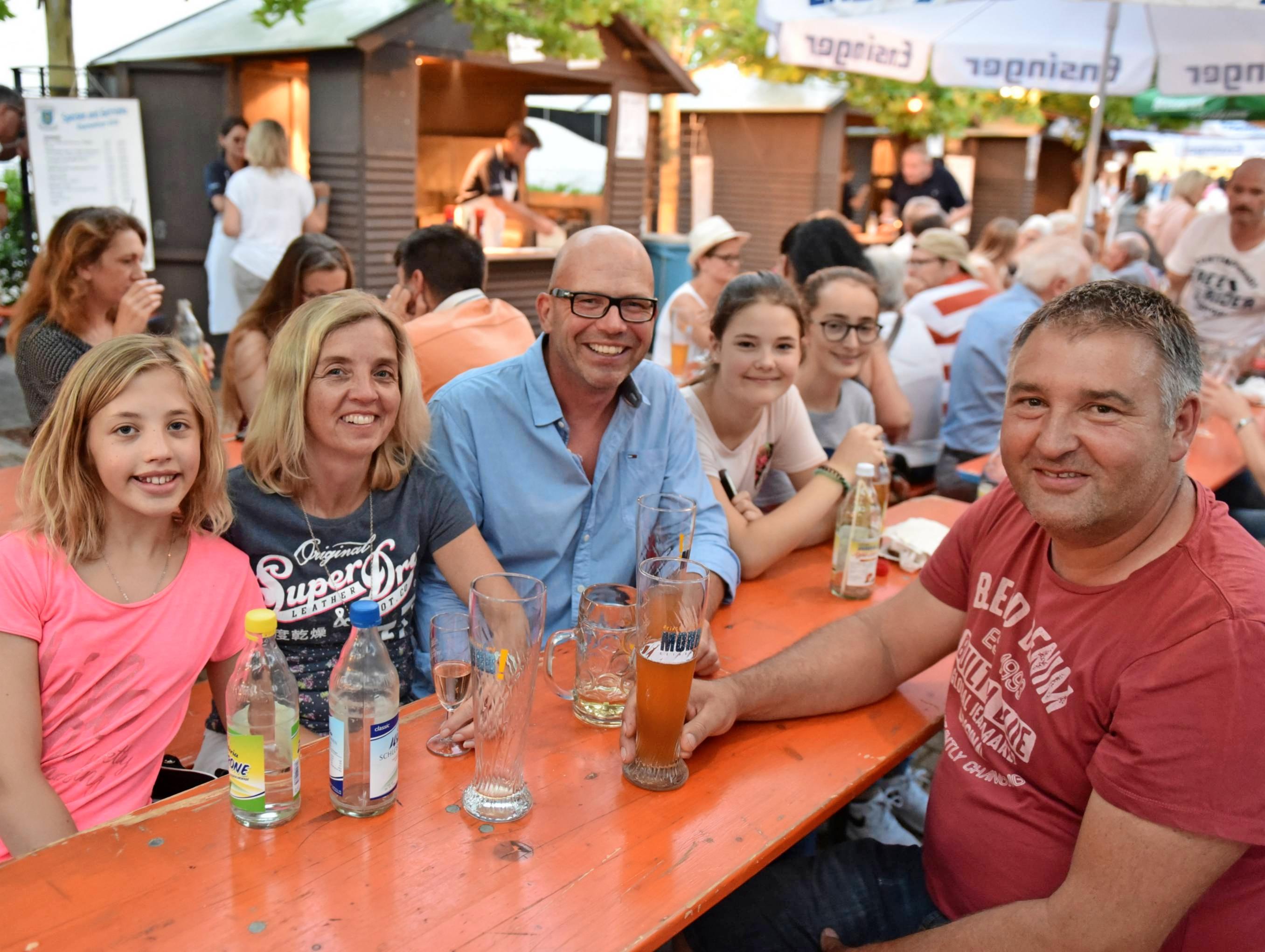 Gemütlich geht es zu beim Eberwinfest. Ortskartell und Gemeinde laden am kommenden Wochenende, 6. und 7. Juli, wieder zum traditionellen Stelldichein in die Angelstraße ein. Foto: Archiv/Klotz Gemütlich geht es zu beim Eberwinfest. Ortskartell und Gemeinde laden am kommenden Wochenende, 6. und 7. Juli, wieder zum traditionellen Stelldichein in die Angelstraße ein. Foto: Archiv/Klotz