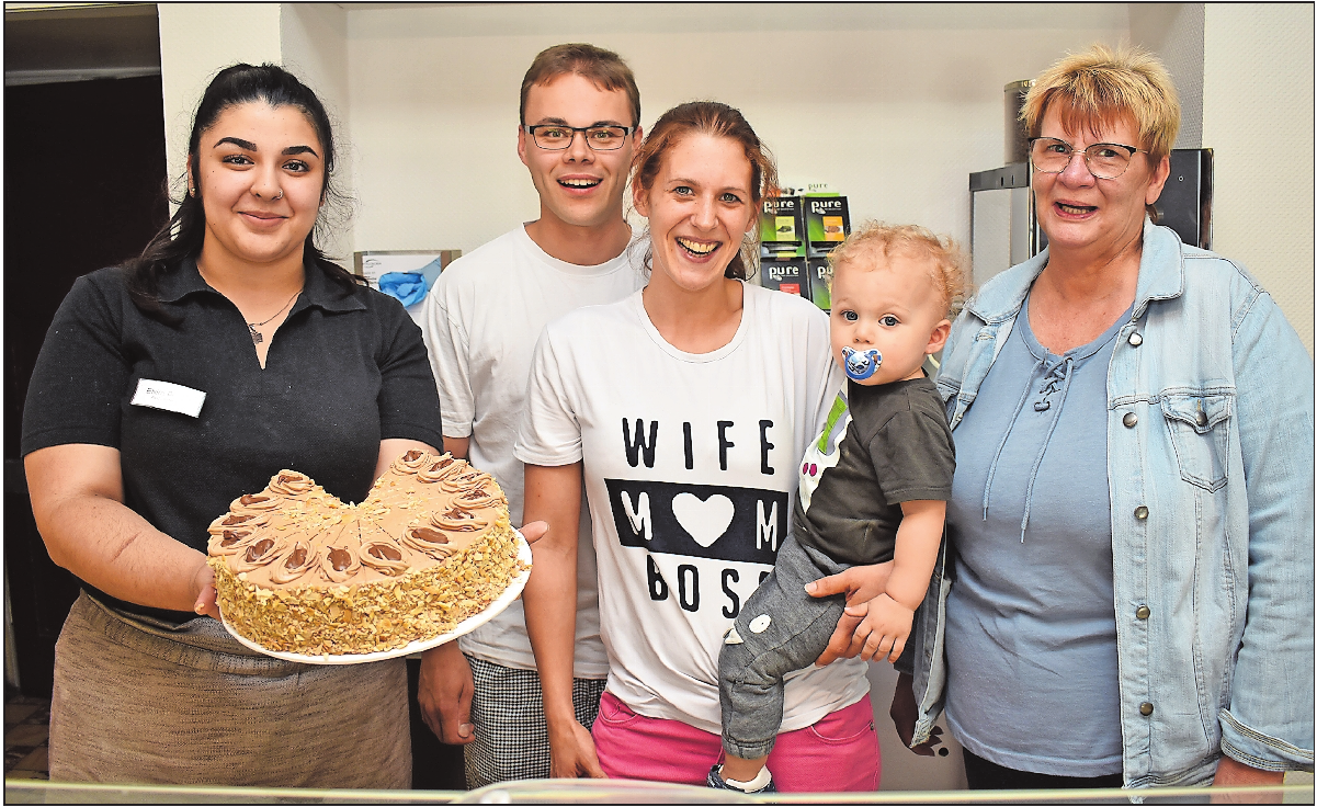 Lieben qualitativ hochwertige Backwaren: Verkäuferin Elvira Demaj mit Nougattorte (von links), Jochen und Jasmin Brendel mit Sohn Jonathan und Stammkundin Claudia Hust. FOTO: SCHENK Lieben qualitativ hochwertige Backwaren: Verkäuferin Elvira Demaj mit Nougattorte (von links), Jochen und Jasmin Brendel mit Sohn Jonathan und Stammkundin Claudia Hust. FOTO: SCHENK