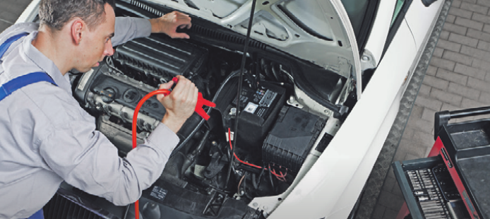 Hoch-Zeit für Batterien: Wer im Winter mobil bleiben möchte, lässt den Lade- und Säurezustand des Akkus in der Werkstatt testen. Foto: ProMotor/Timo Volz Hoch-Zeit für Batterien: Wer im Winter mobil bleiben möchte, lässt den Lade- und Säurezustand des Akkus in der Werkstatt testen. Foto: ProMotor/Timo Volz