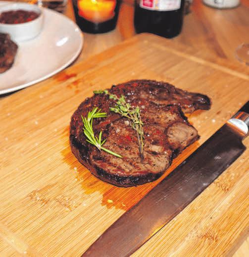 Das zarte Steak vom neuen Grill lädt zum Genießen ein. Das zarte Steak vom neuen Grill lädt zum Genießen ein.