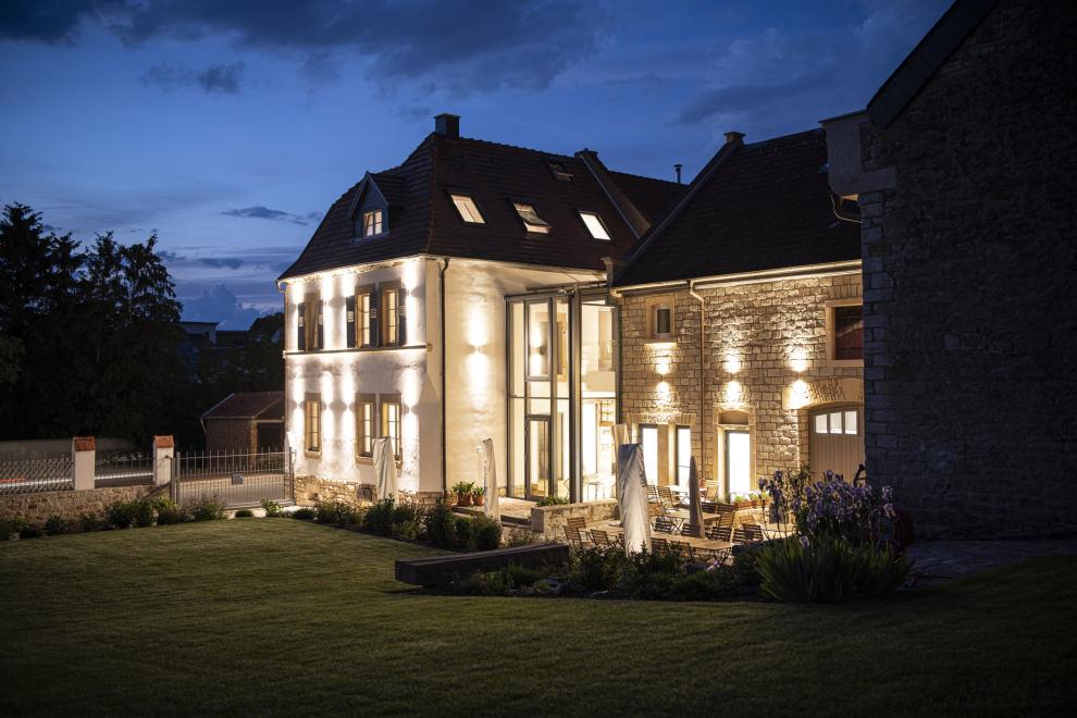 In den Abendstunden bietet der beleuchtete Hof eine romantische Atmosphäre. In den Abendstunden bietet der beleuchtete Hof eine romantische Atmosphäre.
