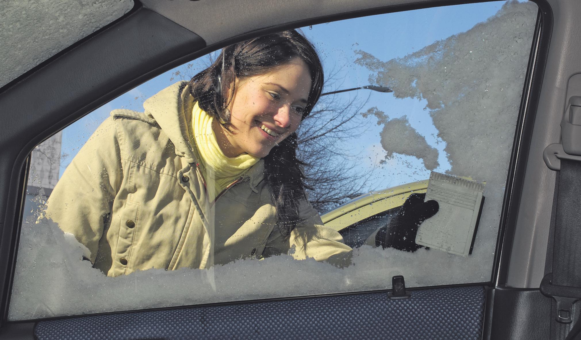 Das Autofahren bei Schnee und Eis erfordert mehr Vorbereitungszeit und erhöhte Aufmerksamkeit. Wer sich darauf einstellt, kann der kalten Jahreszeit trotzen.
